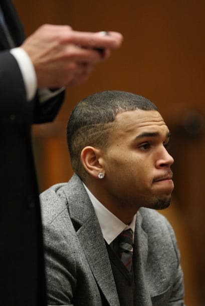 Chris Brown ha sido detenido en varias ocasiones por agresión. La más conocida es la golpiza que le dio a Rihanna cuando ella era su novia. El rapero por fin logró dar por cincluida este sentencia.