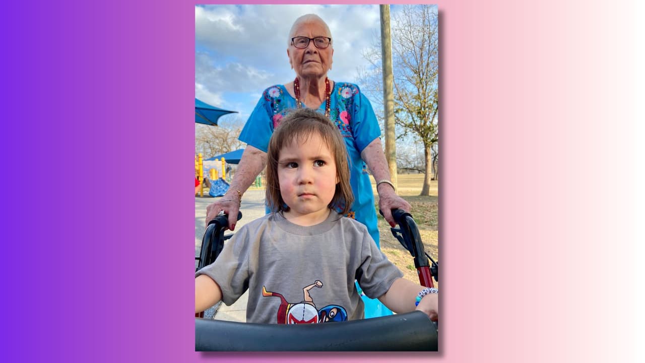 San Juana García Anguiano está junto a su bisnieta, Phoebe Carrillo; entre ambas hay una diferencia de 100 años.