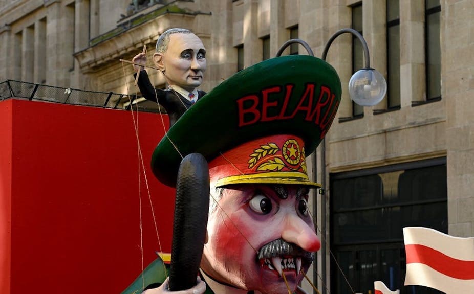 Unas botargas de Vladimir Putin y Alexander Lukashenko, presidentes de Rusia y Bielorrusia durante un desfile de carnaval.