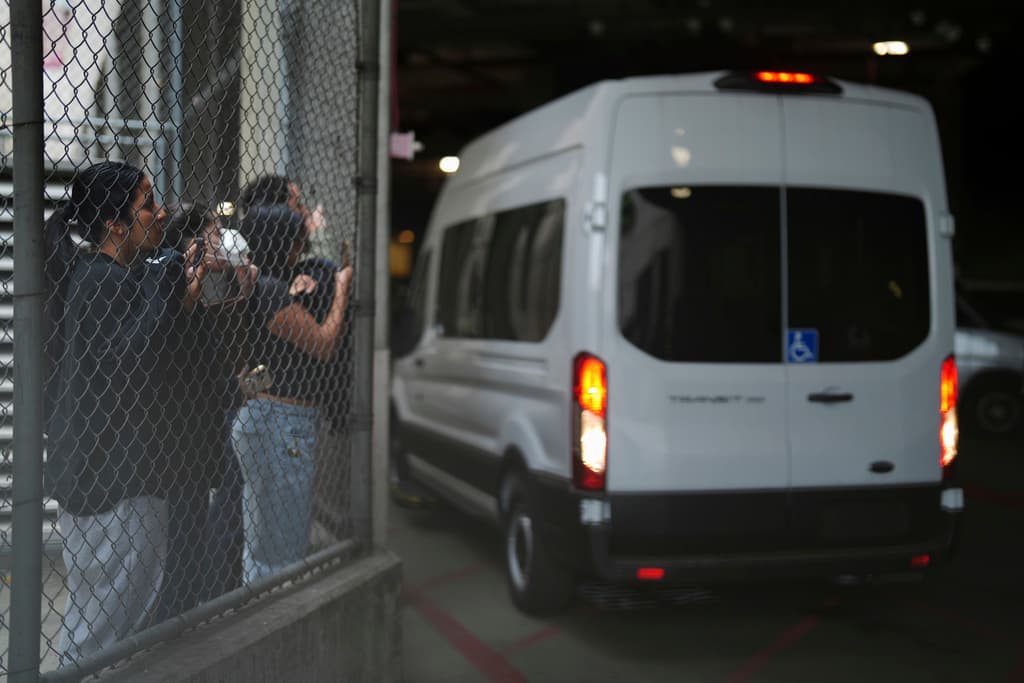 Gobierno identifica a seis de los inmigrantes detenidos por ICE durante las redadas en Los Ángeles