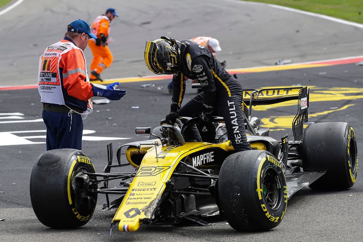 El piloto alemán Nico Hülkenberg abandona su monoplaza Renault tras el accidente.
