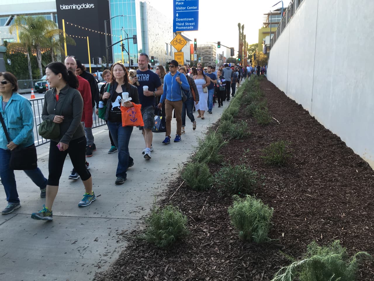 El primer día de funcionamiento atrajo a cientos de personas. Acá, bajándose en la nueva estación.