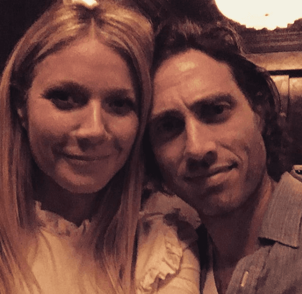 Después de casi tres años de relación, la actriz Gwyneth Paltrow y Brad Falchuk, productor de Glee, decidieron comprometerse en noviembre de 2017, así lo informó el portal de la revista People en Español.