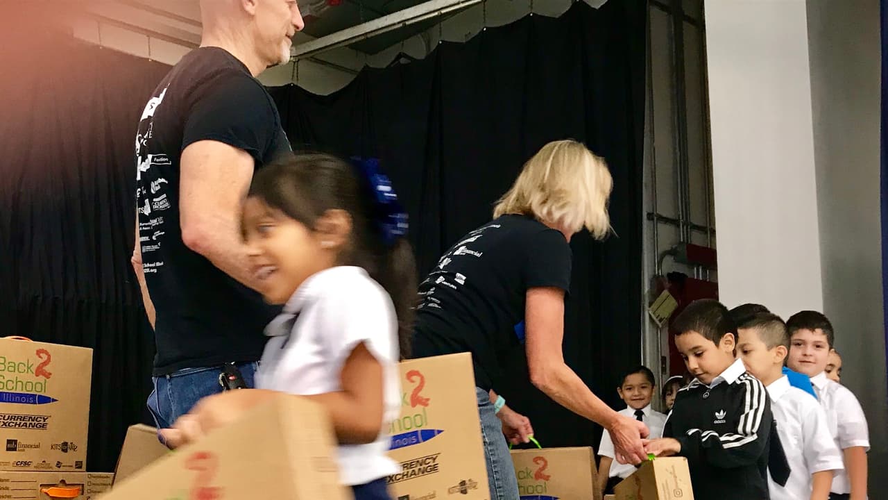 El gesto fue posible gracias a 
<a href="https://www.univision.com/local/chicago-wgbo/sorprenden-a-estudiantes-de-una-primaria-de-la-villita-con-regalos-para-empezar-el-ano-escolar-video">Back To School Illinois,</a> una organización sin fines de lucro, que desde 2007, ha donado más de 250 mil kits de útiles escolares.