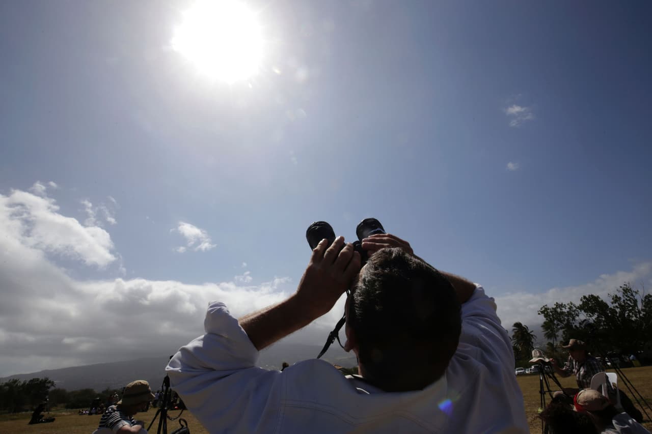 Ezequiel 32:7. "Cuando te hayas extinguido, cubriré los cielos y oscureceré sus estrellas; cubriré el Sol de nubes y la Luna no dará su luz".