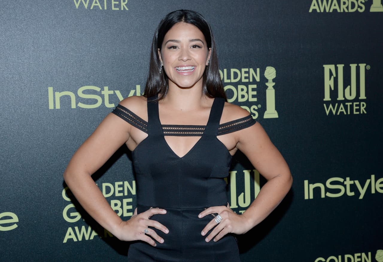 “Estoy bien en ambos”, le dijo a 
<a href="https://www.self.com/story/gina-rodriguez-february-2018" target="_blank">Self</a> sobre su peso cambiante. “No soy menos porque peso 10, 15, 20 libras más”.