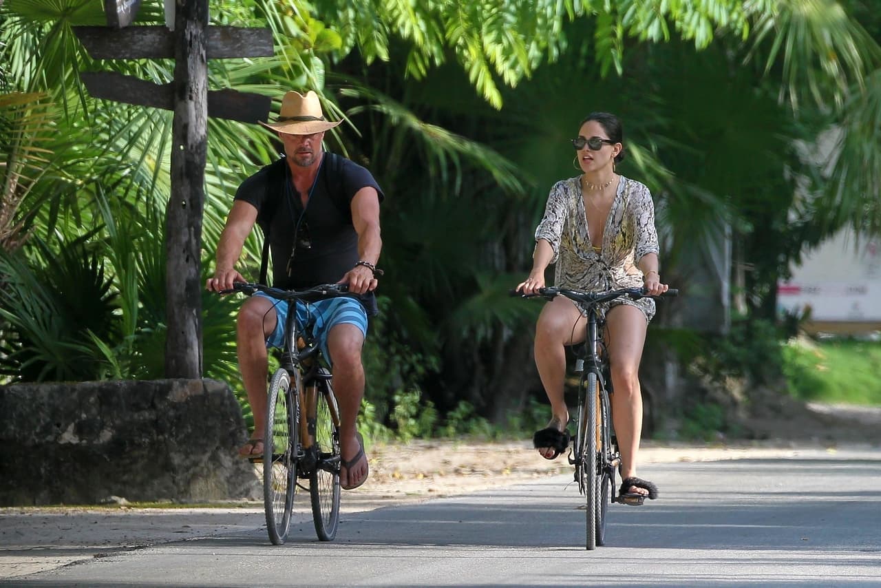 Ambos famosos no tardaron en convertirse en blanco de los paparazzi y fueron captados en diferentes momentos mientras disfrutaban del paradisiaco lugar. Fue durante uno de sus paseos que la actriz lució el traje de baño que despertó los negativos comentarios.