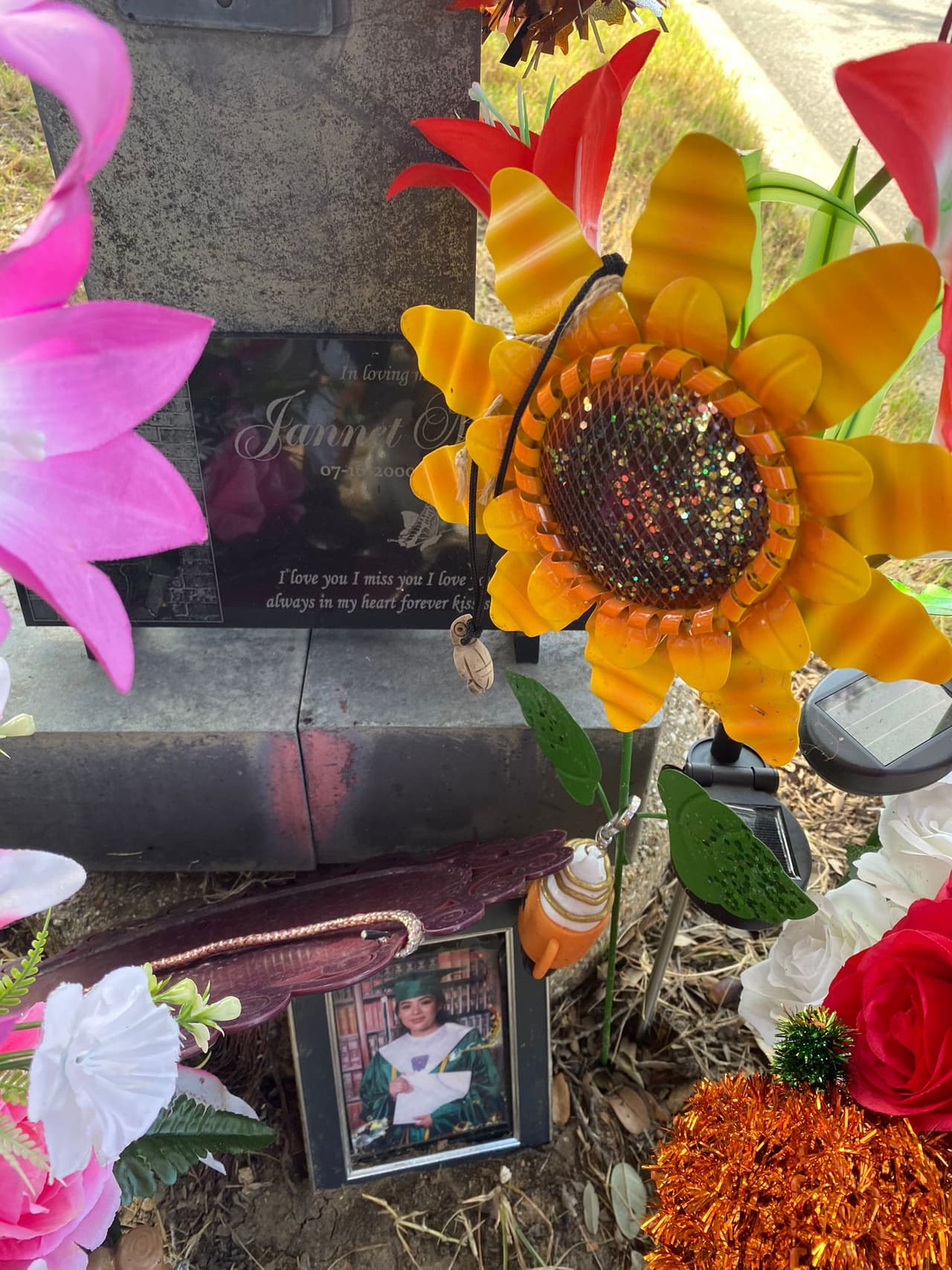 Flor dice que constantemente visita el altar que fue creado en el lugar en donde murió Jannet. 
<br>