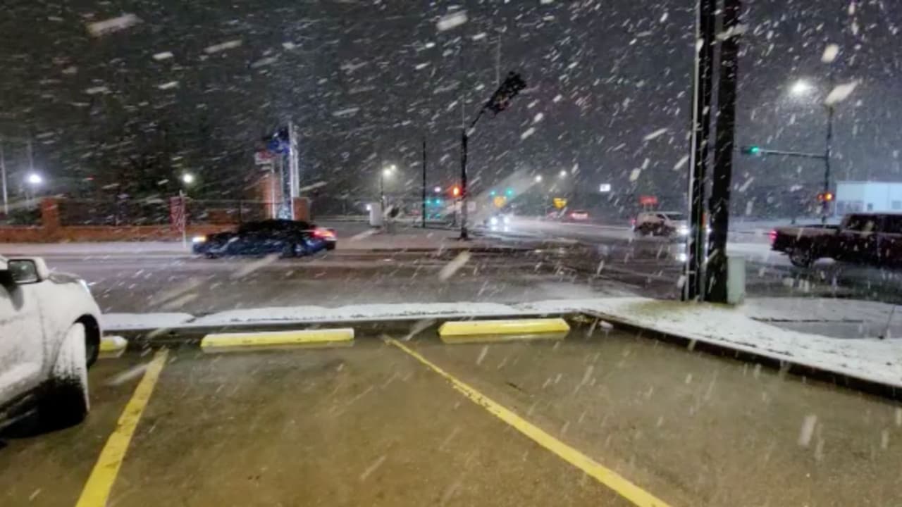 En Gainesville, la noche del martes se registró la caída de nieve y muy espesa con varias capas y aún así se vieron varios autos circulando en la zona.
