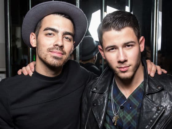 Aunque se dijo que la diferencia de estilos musicales fue la causa de la disolución del grupo Jonas Brothers, lo cierto es que tras la abrupta cancelación de su gira de 2013, a tan sólo dos días de su inicio, hubo también rencillas personales.Los problemas de Joe con el abuso de drogas provocaronun pleito, especialmente con Nick, que hasta la fecha, se mantiene distanciado de su hermano mayor.