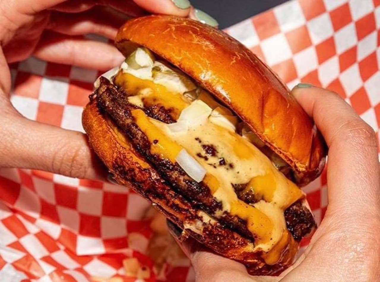 <b>Lola's Coney Island: </b>Ubicado en 2858 oeste de la calle Chicago, este local ofrece una gran variedad de comida, pero las hamburguesas destacan junto al precio por el cual se puede comer aquí: Alrededor de $10 dólares.