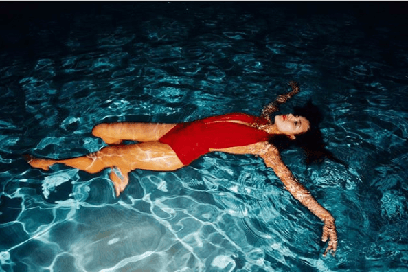 La joven actriz impactó a sus fans con esta fotografía donde luce un sensual bikini rojo de escote largo. ¿Te atreverías a usarlo?