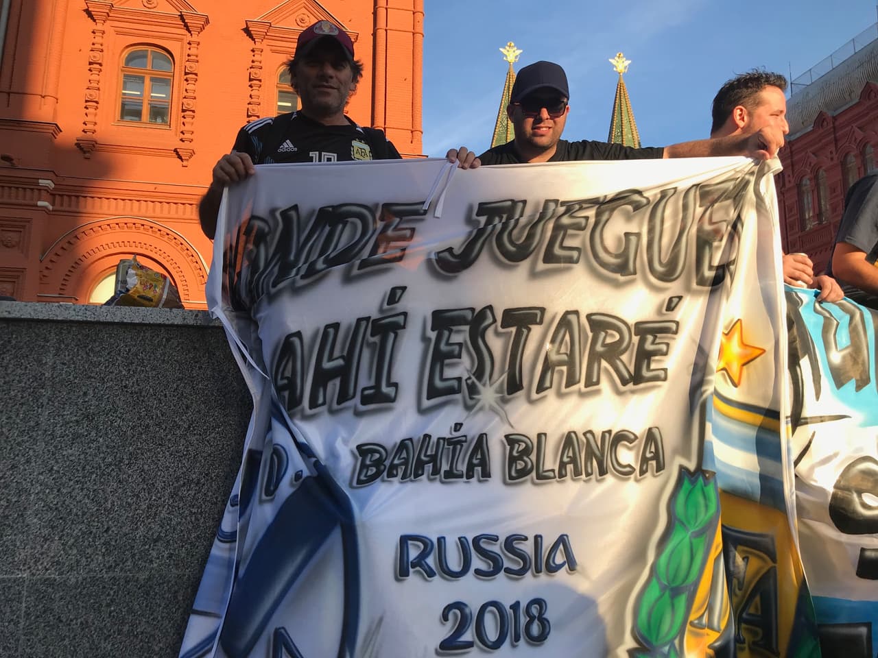 "Donde juguemos ahí estaré", dice la manta de apoyo de este aficionado argentino que viene desde Bahia Blanca, curiosamente, la cuna de nacimiento de su más grande basquetbolista, Manu Ginóbili.