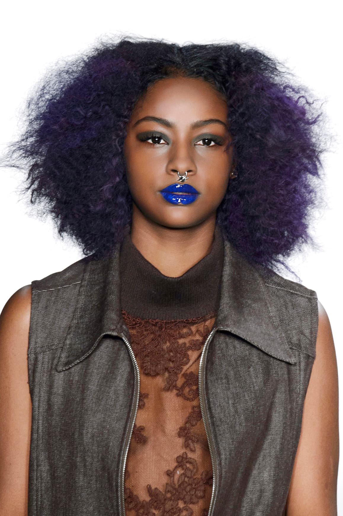 Otra de las propuestas de maquillaje que vimos en 
<a href="http://www.vogue.com/fashion-shows/fall-2016-ready-to-wear/gypsy-sport/slideshow/collection">Gypsy Sport</a> fue ésta en donde los labios azules son los protagonistas. Si la complementas con unos lentes de contactos rojos —los venden en las tiendas de disfraces— podrás transformarte en un vampiro muy original.
<br>