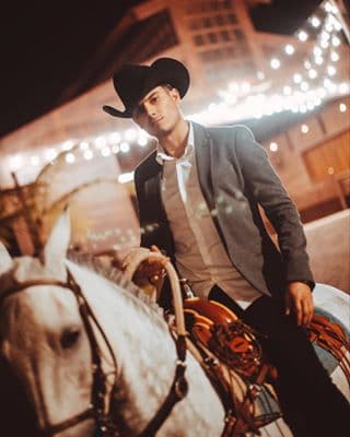 El único colombiano que disputa el premio
<a href="https://www.univision.com/temas/nominados">Regional Roots 2.0 (El Agave de la Música)</a> es
<b>Pipe Bueno</b>, quien suele compartir imágenes como esta en sus redes sociales.