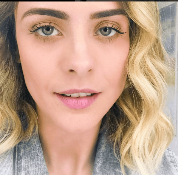 Juliana Silveira es una actriz y cantante brasileña originaria de Santos, San Paulo.