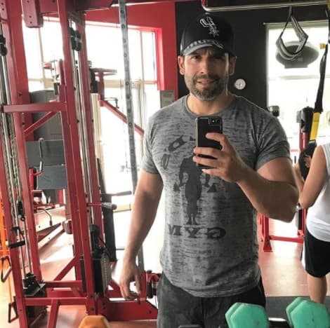 A sus 46 años el cantante Bobby Pulido mantiene una vida saludable, muestra de ello son sus publicaciones en redes sociales donde comparte sus rutinas de ejercicio o sus prácticas de golf, deporte que también le apasiona.