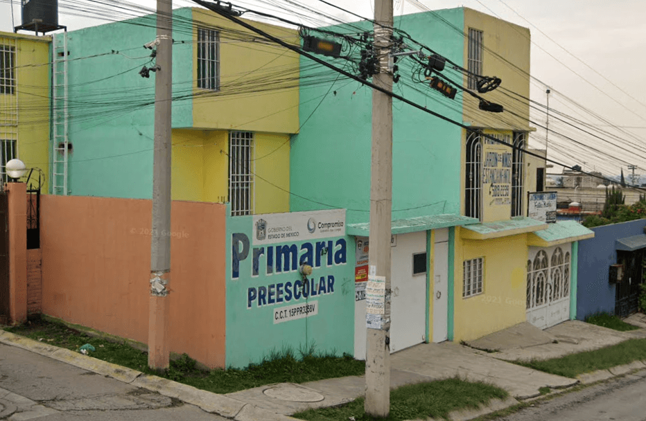 Padres de un niño de preescolar encañonan a una maestra y la obligan a pedirle perdón de rodillas a su hijo