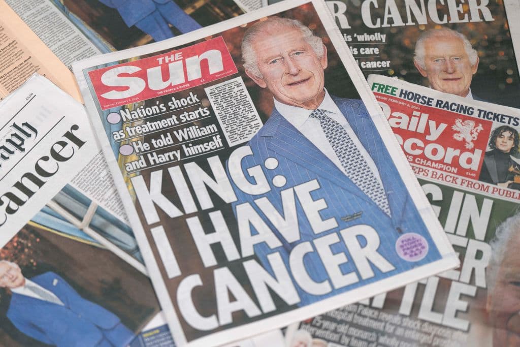 Las portadas que cubren la noticia del diagnóstico de cáncer del rey Carlos. El Palacio de Buckingham anuncia que el rey abandonaría sus funciones oficiales mientras recibe tratamiento.