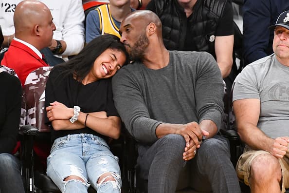 Kobe Bryant besa a su hija Gianna Bryant en el partido de la NBA entre
<a href="https://www.univision.com/temas/los-angeles-lakers">Los Angeles Lakers</a> y
<a href="https://www.univision.com/temas/atlanta-hawks">Atlanta Hawks</a> en noviembre de 2019.