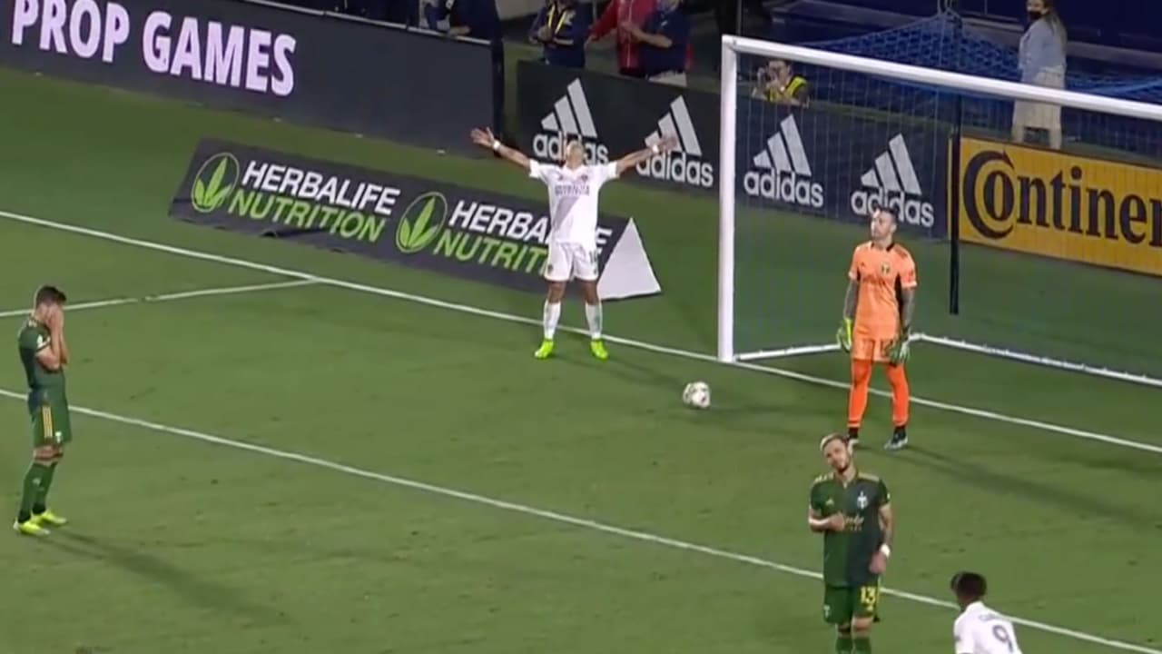 ¡Gol de Chicharito! El mexicano llegó a 13 goles y encamina a LA Galaxy a Playoffs