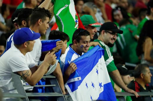 Aficionados mexicanos y catrachos colmaron las gradas del imponente University of Phoenix para el partido de cuartos de final entre México y Honduras.