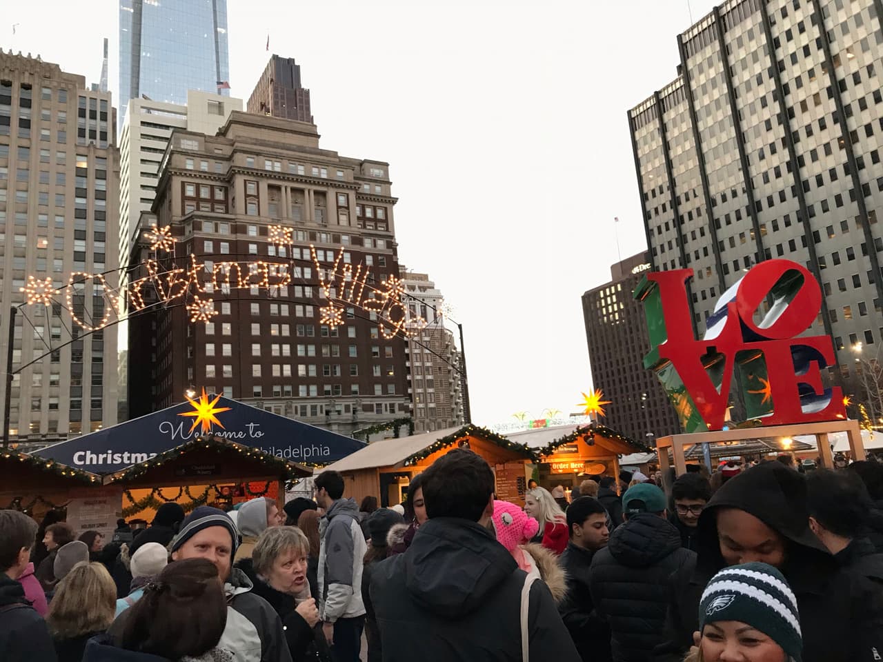 Christmas Village es una ventanilla única para las vacaciones
<br>Los mercados de vacaciones al aire libre en el centro de la ciudad se han convertido en una tradición navideña en Filadelfia. 
<br>
<br>El Christmas Village en Love Park es el más grande de todos los tiempos, migrando al lado norte del Ayuntamiento, esta temporada.