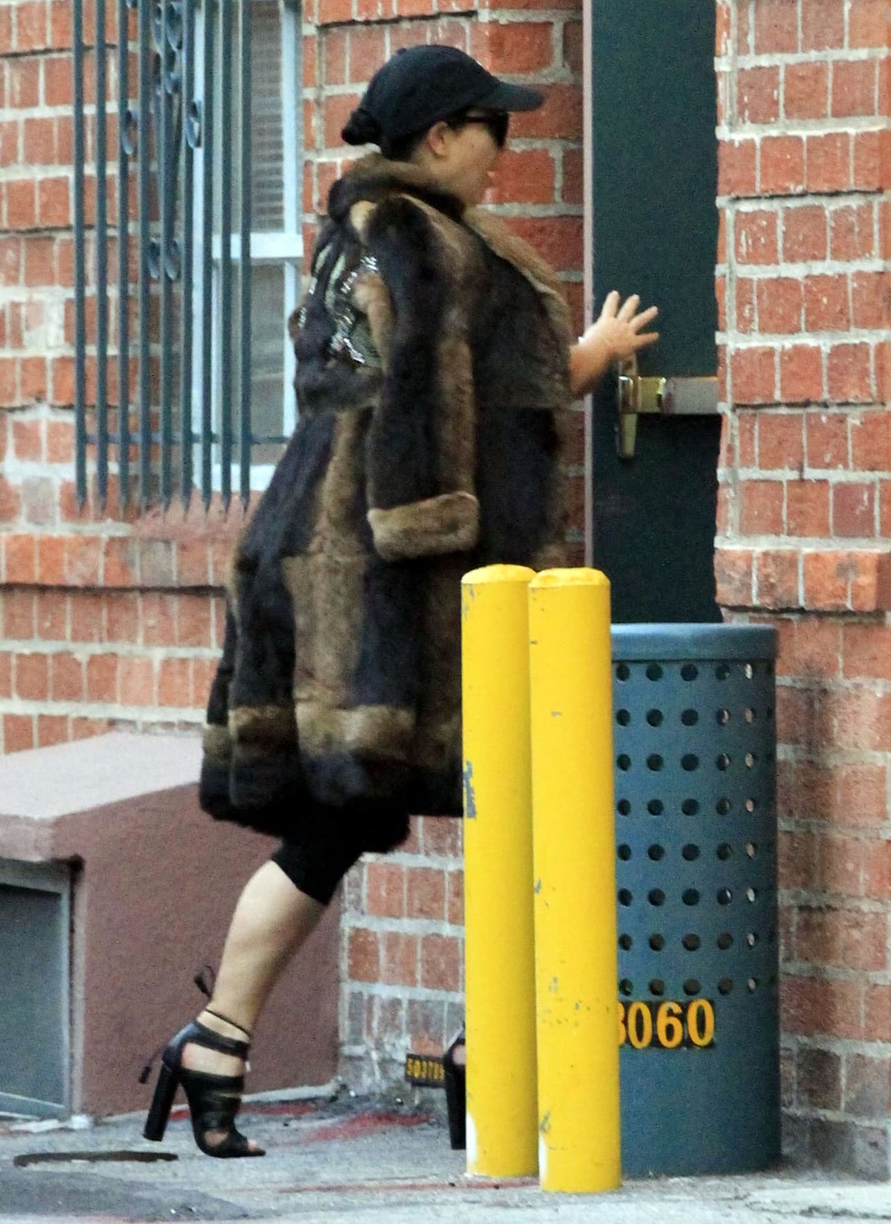 Pero al ver las cámaras aceleró el paso para intentar huir.