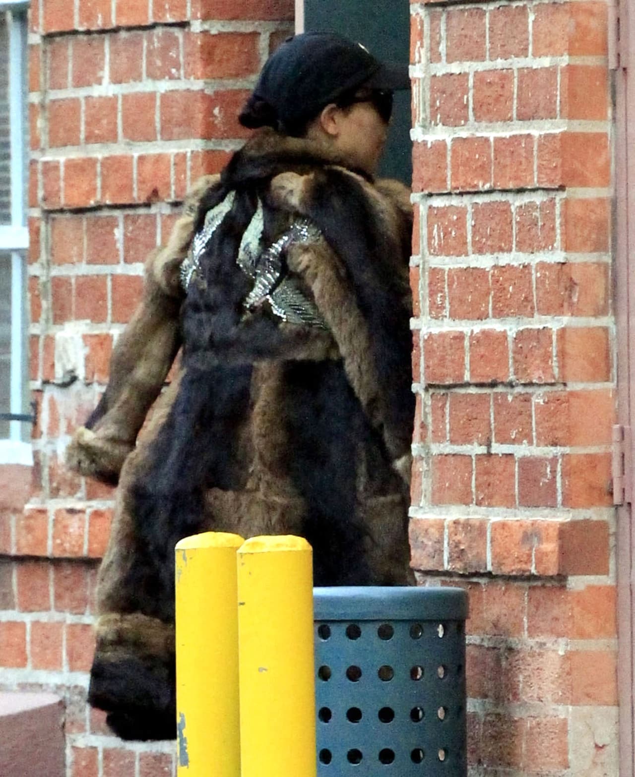 Al parecer aún no se siente cómoda con su figura pues cubrió sus curvas con un enorme abrigo.