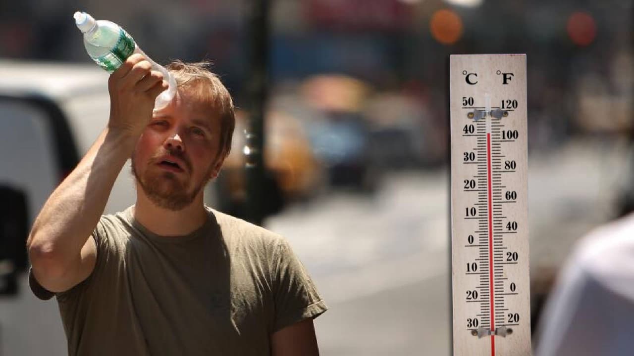 Estudios recientes señalan que nuestro cuerpo dejar de funcionar de manera adecuada cuando la 
<b>temperatura exterior sube a más de 104º grados Fahrenheit</b>, pues nuestro sistema está adaptado para trabajar en un rango de temperaturas de entre 97º y 99º grados Fahrenheit.