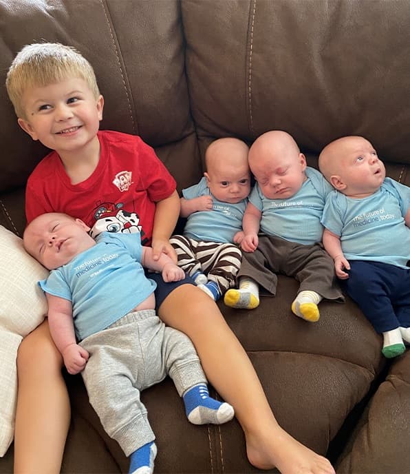 A sus tres meses de embarazo de cuatrillizos, se encontraba en su trabajo cuando sufrió una convulsión.