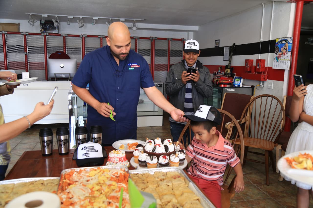La diversión no paraba y el trío de locutores se aseguró que la familia se sintiera feliz.