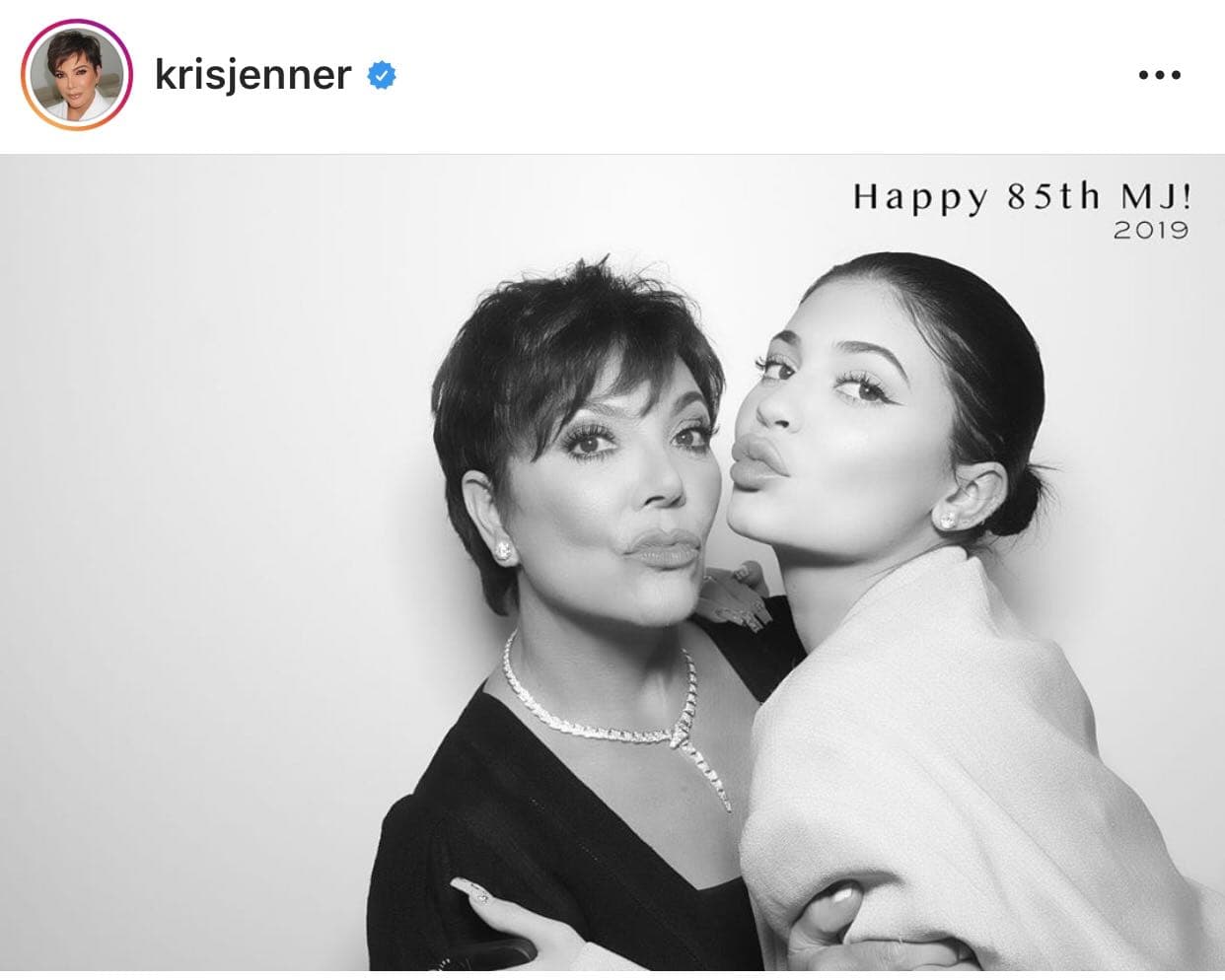 Kris Jenner publicó algunas en su cuenta de 
<b><a href="https://www.instagram.com/krisjenner/?hl=es-la" target="_blank">Instagram</a></b> en donde se le ve con sus hijas y nietos. En esta foto está al lado de 
<b><a href="https://www.univision.com/temas/kylie-jenner" target="_blank">Kylie Jenner</a></b>.