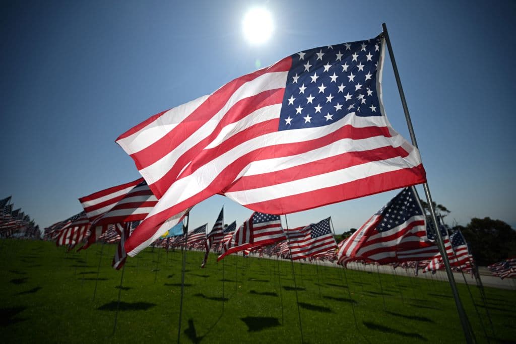 Para el mediodía del 11 de septiembre de 2001, la ciudad de Nueva York y el mundo, a través de la televisión, ya habían visto 
<b><a href="https://www.univision.com/noticias/politica/9-11-cronologia-minuto-a-minuto-atentado-nueva-york" target="_blank">la caída de las dos Torres Gemelas</a></b>. Antes, vieron a personas atrapadas saltando al vacío, evitando morir quemadas.