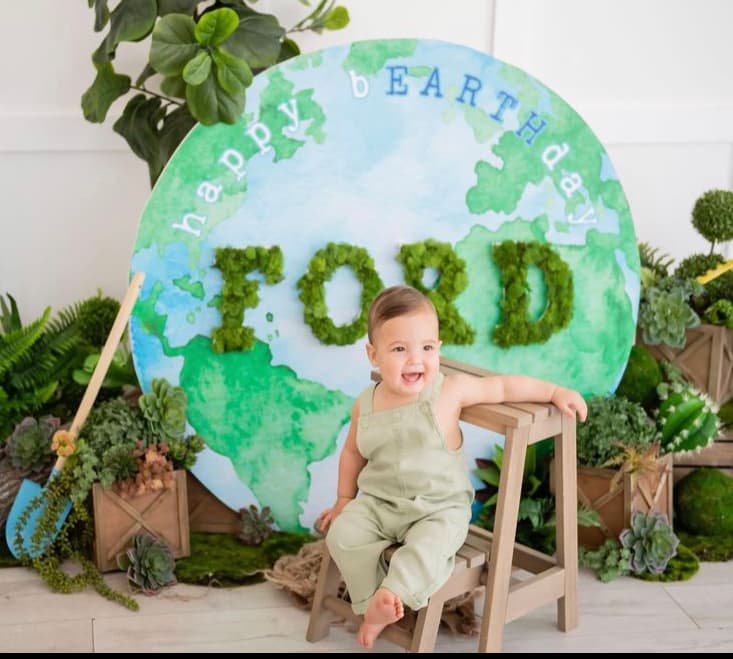 Este jueves, cómodo y sonriente, Ford celebró su 
<a href="https://www.univision.com/temas/cumpleanos">primer año de vida</a> con unas fotos alusivas al Día de la Tierra, causando una oleada de felicitaciones por parte de propios y extraños que han seguido como cariño su crecimiento desde su primer mes de vida. 
<br>
<br>"Hace un año que mi corazón late con un ritmo diferente- al son de tu voz y tus carcajadas.
<b> Todo se iluminó con tu llegada.</b> ¡Feliz cumpleaños hijo! Te amo", escribió una conmovedora Pamela.