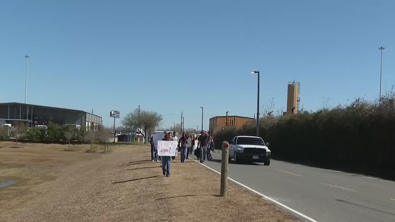 Estudiantes de la preparatoria MacArthur protestan contra ICE en Houston: ¿Pueden enfrentar consecuencias?