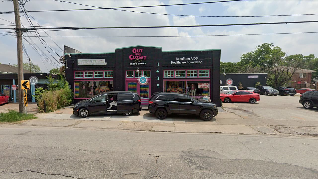 La primera tienda que aparece en la lista de Yelp es Out of the Closet. Está ubicada en la cuadra 1435 de la Westheimer Rd. Es la única en Houston aunque cuenta con establecimientos en todo EEUU.