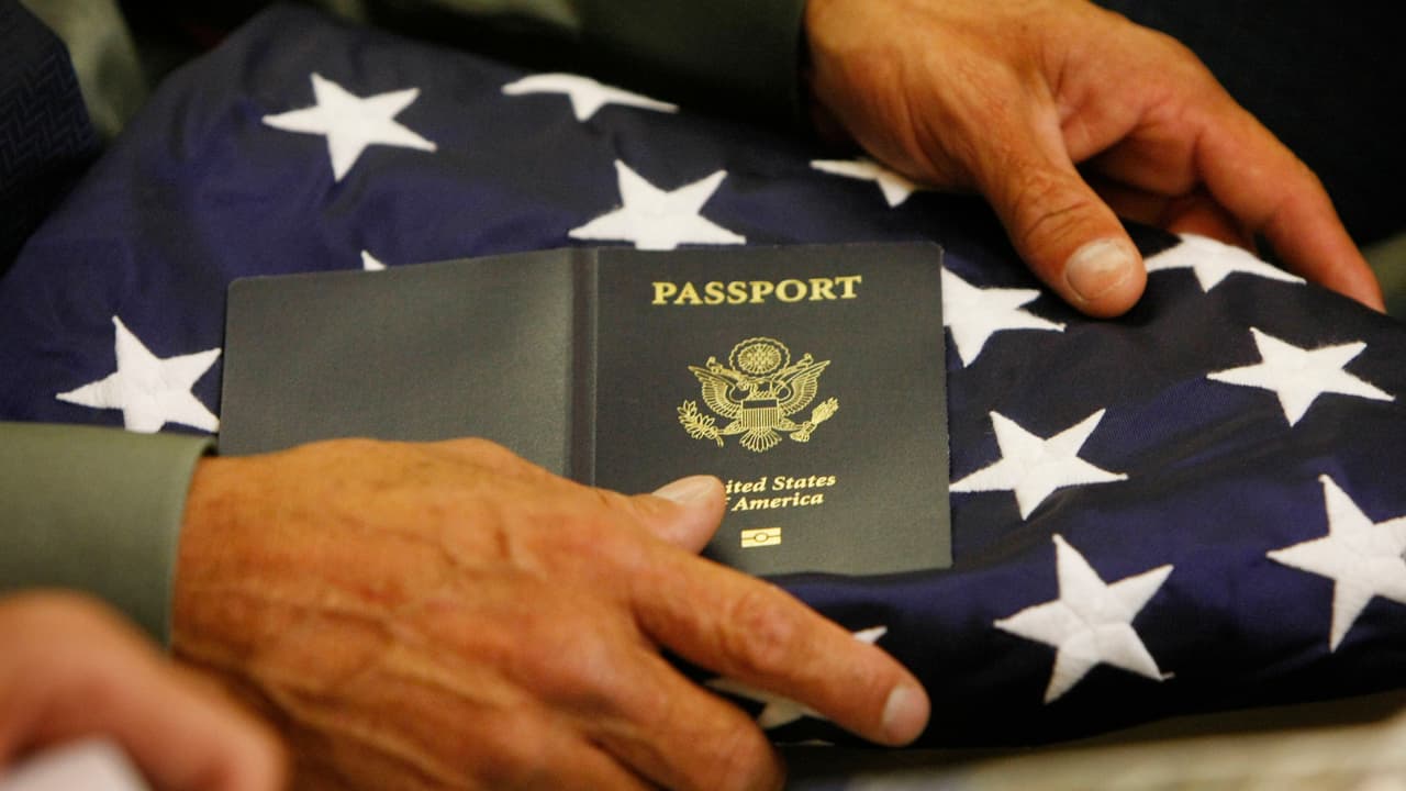 The Washington Post: el gobierno está negando pasaporte a algunos hispanos en la frontera