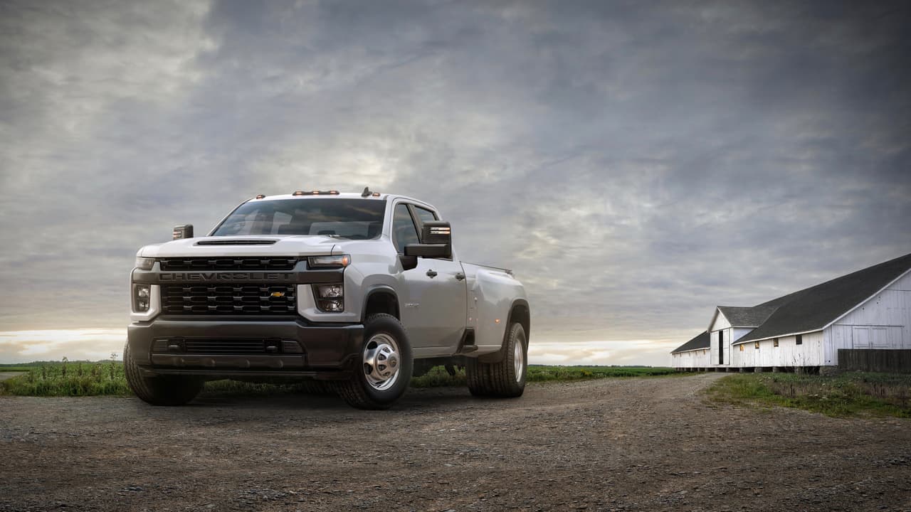 La segunda opción bajo el capó de la Chevrolet Silverado HD es el motor V8 Turbo Diésel Duramax de 6.6 litros de desplazamiento que desarrolla 
<b>445 caballos de fuerza</b> y unas prodigiosas 
<b>910 lb-pie de torque</b>. Administrando todo este poder debuta una nueva
<b> transmisión automática de 10 velocidades</b> provista por Allison. Chevrolet dice que cada componente de la transmisión y ruedas fue actualizado para lograr el aumento de 52 % en la capacidad de remolque. Ahora
<b> los modelos diésel de Regular Cab, con tracción trasera y ruedas traseras dobles (dually)</b>, como la Silverado 3500 HD work truck (camión de trabajo) en la imagen, podrán remolcar hasta 35,500 libras.