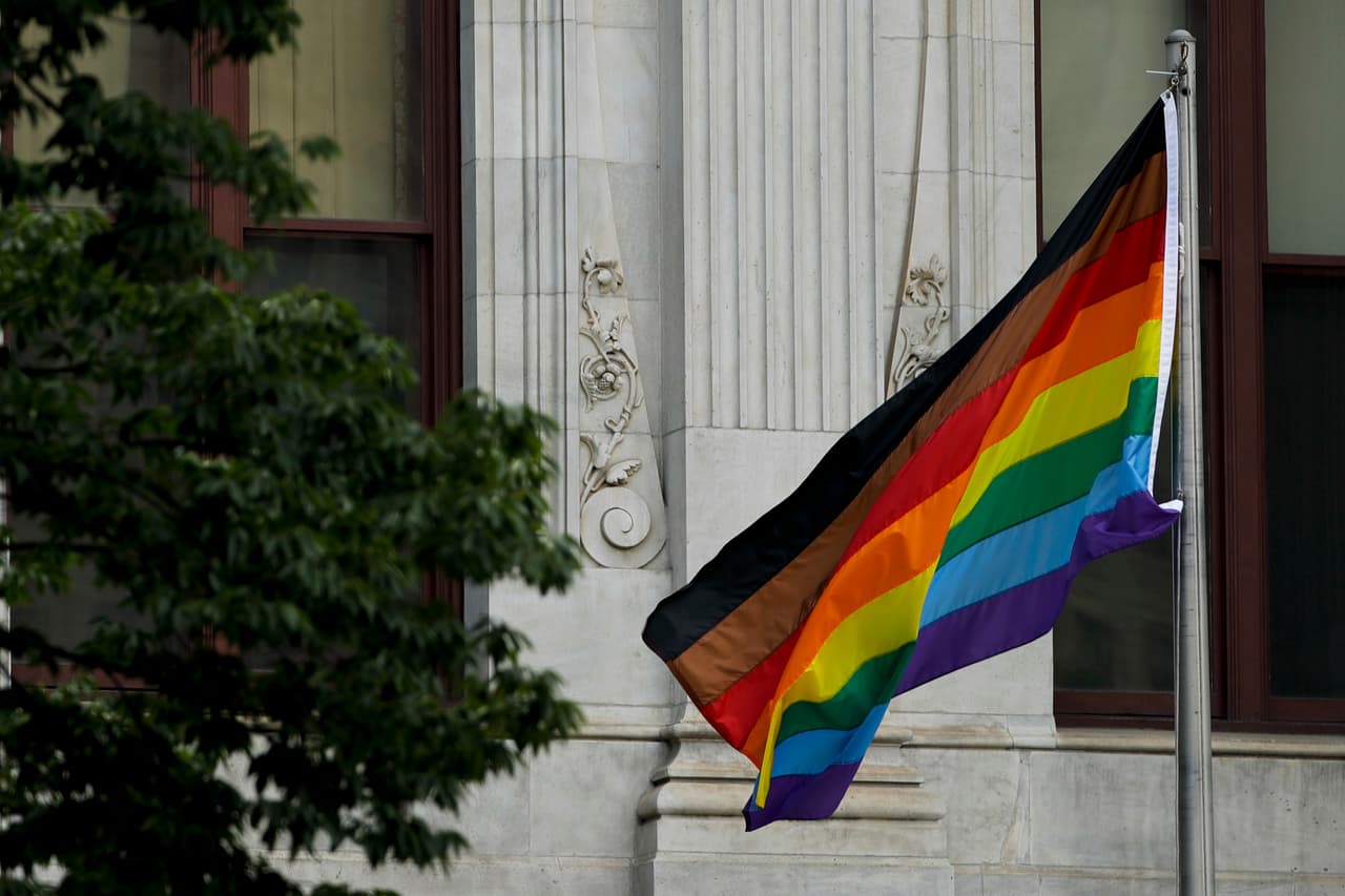 Bandera del orgullo gay que incorpora una franja negra y otra marrón en alusión a negros e hispanos, fotografiada el lunes 19 de junio frente a la Municipalidad de Filadelfia. La municipalidad incorporó esas franjas como gesto hacia las comunidades minoritarias, que se sienten excluidas del movimiento gay y dicen que está enfocado en promover los intereses de los gays blancos. (AP Photo/Matt Slocum)