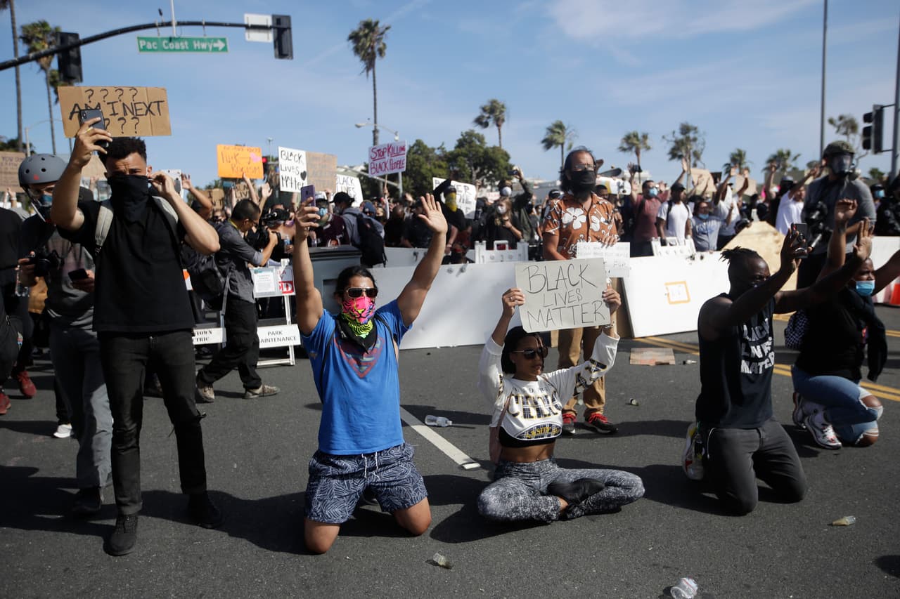 Los manifestantes terminaron de rodillas, con carteles pidiendo justicia al frente de los oficiales de policía de Santa Mónica.