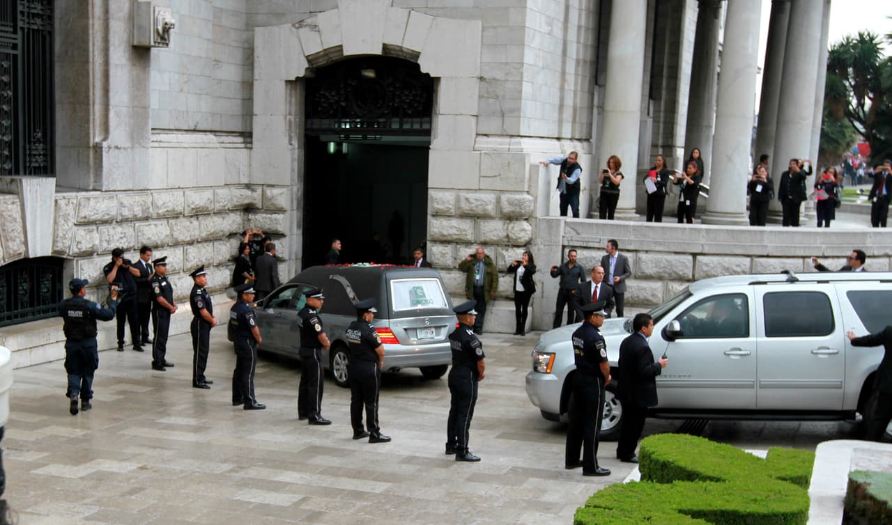 Después de haber recorrido por poco más de dos horas algunas de las avenidas principales de la Ciudad de México, la carroza fúnebre ingresó al Palacio de Bellas Artes