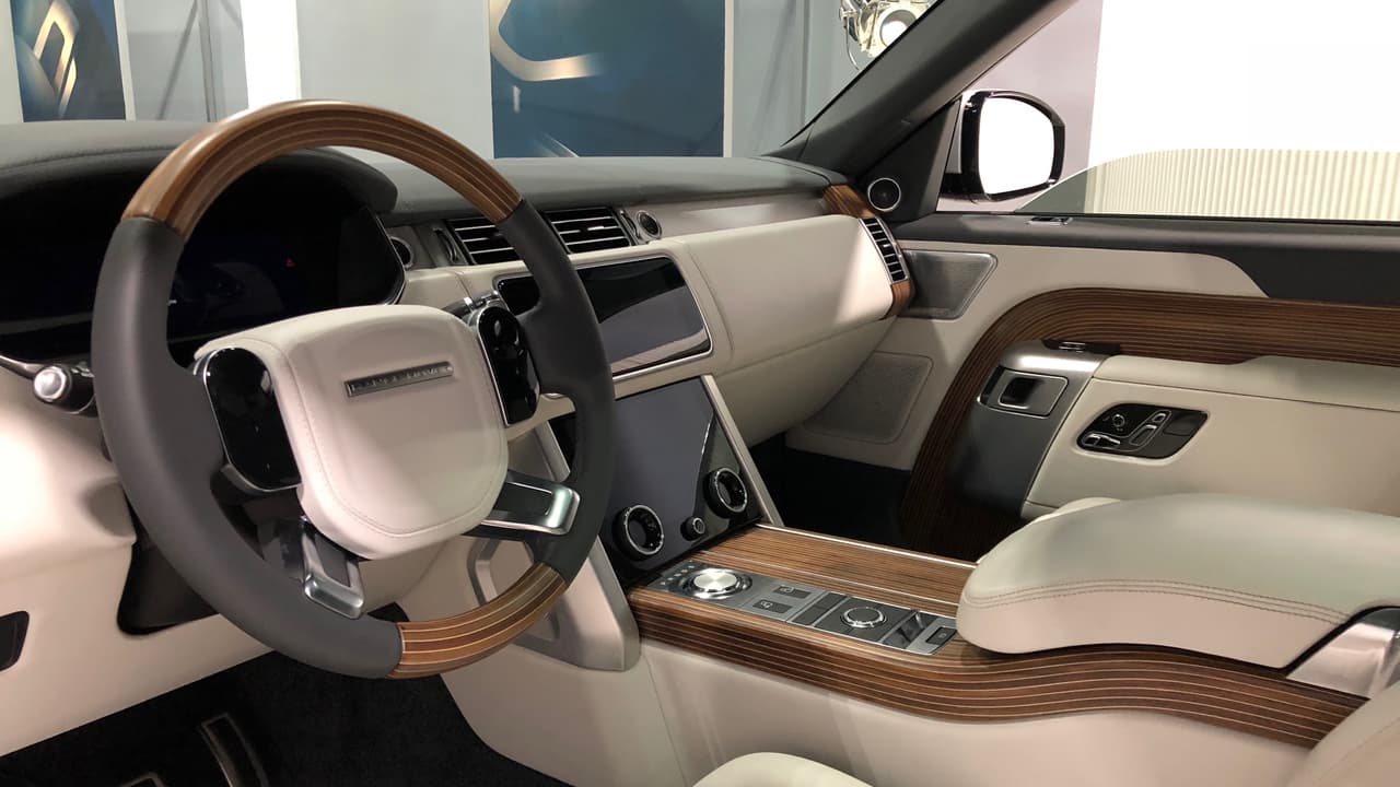 Land Rover va a construir un total de
<b> 999 ejemplares</b> de la Range Rover SV Coupé, cada uno de ellos construido de acuerdo a las especificaciones de sus compradores, garantizando así su exclusividad en los años por venir.