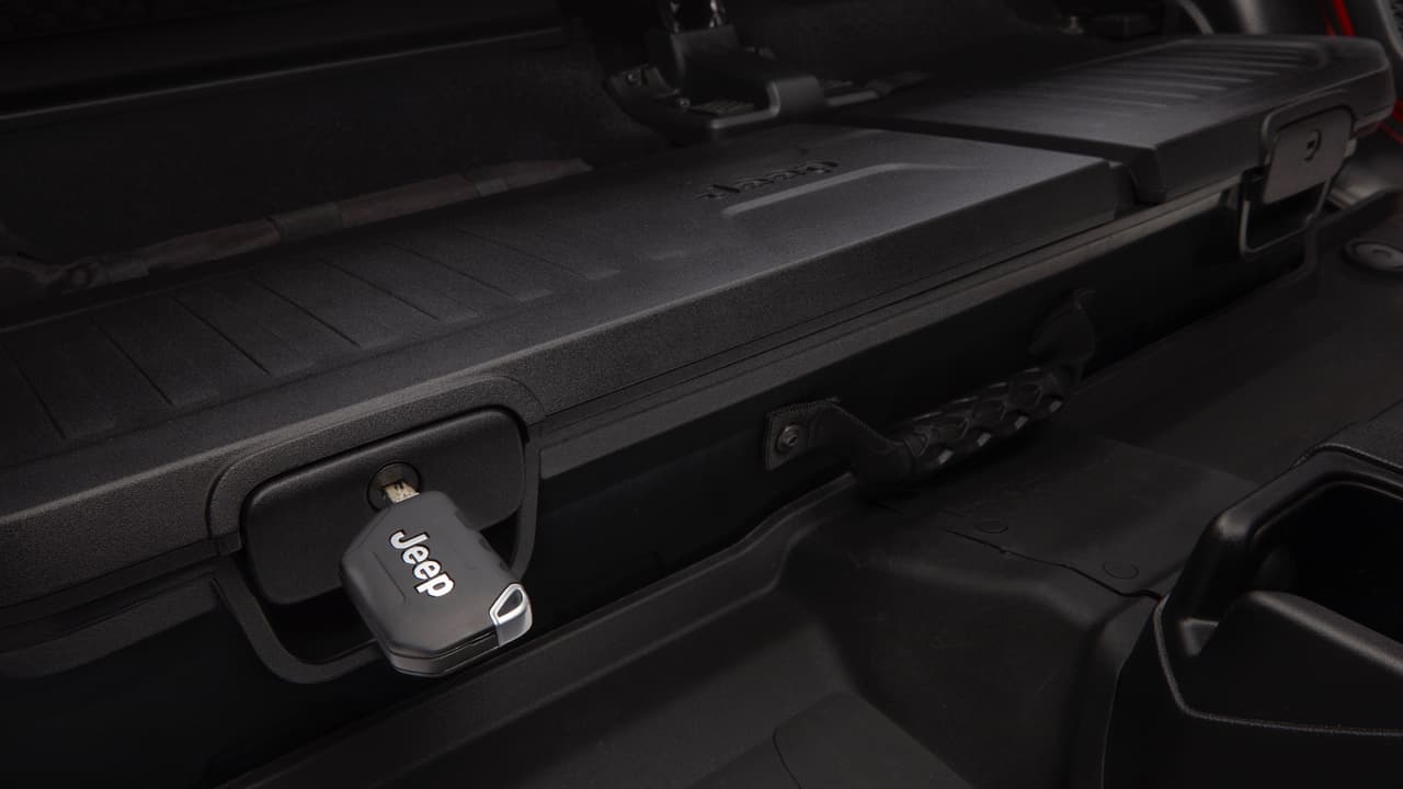 El área de los asientos traseros de la Jeep Gladiator cuenta también con cajas de almacenamiento de objetos con cerraduras.