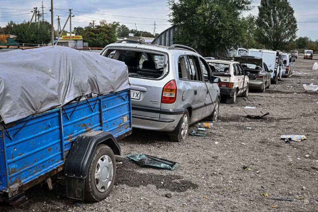 Los dos bandos difundieron imágenes de autos con cristales rotos y cuerpos sin vida regados en la calle.
