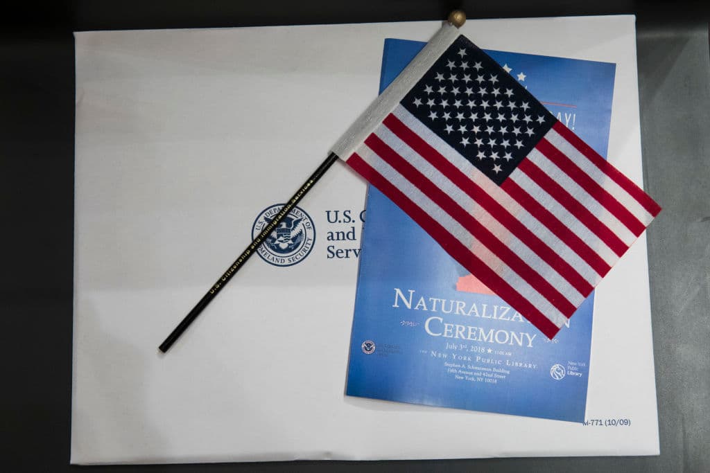 A su llegada a la librería Pública de Nueva York en cada uno de sus lugares ya los esperaba un paquete como este y una bandera estadounidense.
<br>