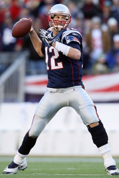 En los Patriotas podemos encontrar al mariscal de campo Tom Brady que en 2010 firmó una extensión de su contrato por cuatro años por $72 millones. Brady completó la temporada regular con la segunda mayor cantidad de yardas en pases en la historia de la NFL al totalizar 5,235, según la agencia AP.