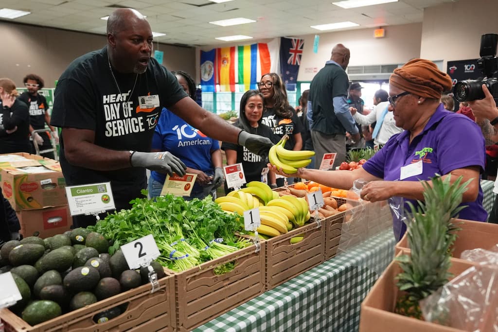 Glen Rice entrega bananas a una señora en Hollywood.