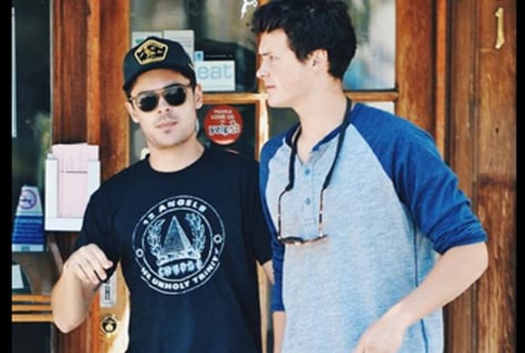 Su nombre es Dylan y tiene 23 años de edad.