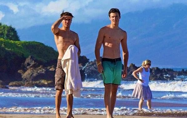 Si bien, Dylan es tan guapo como Zac, este último es quien tiene más presencia gracias a su trabajo.